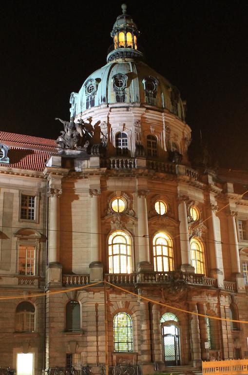 Maison d'hôtes Bett-Point Am Rathaus à Potsdam Extérieur photo